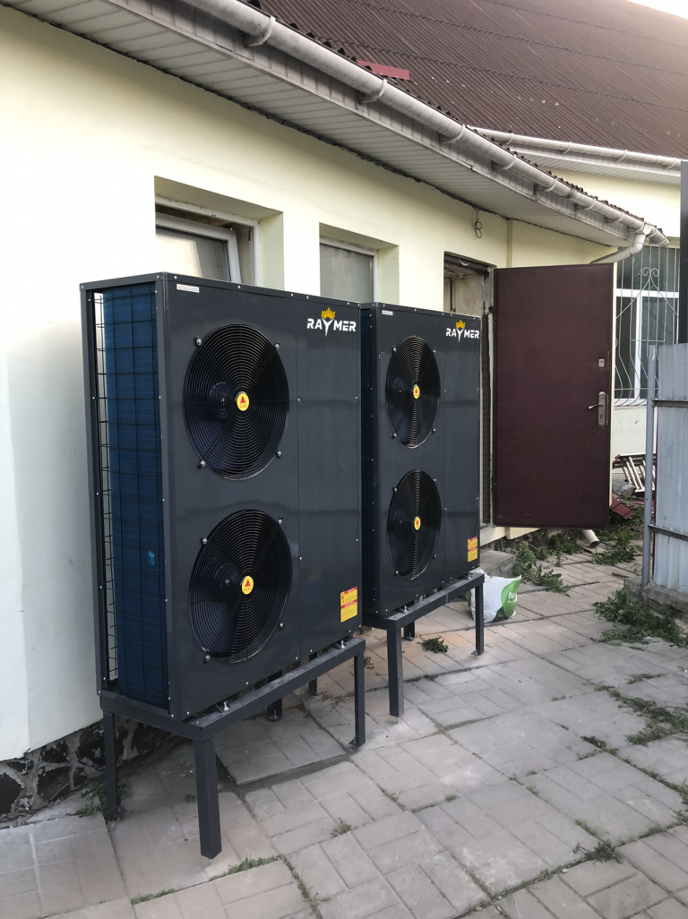 Подробнее о статье <спан lang="ru">Установка тепловых насосов Raymer FA-08 (27 кВт) моноблоки 2 шт.. в паре для церкви на 600 кв. м.</охватывать>