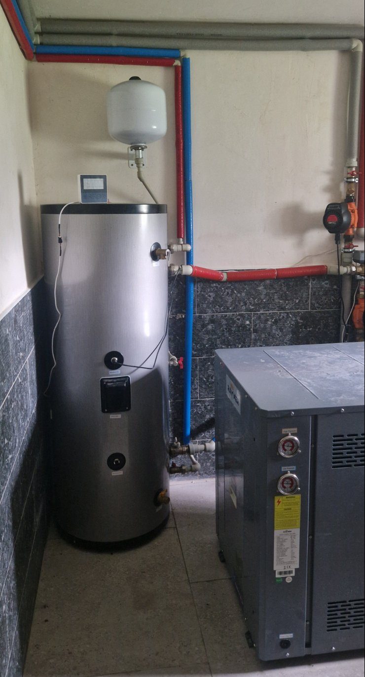 Read more about the article <span lang ="ru">Грунтовый (геотермальный) тепловой насос Raymer RAY-17WW (380В) в частном доме г. Дубно</span>