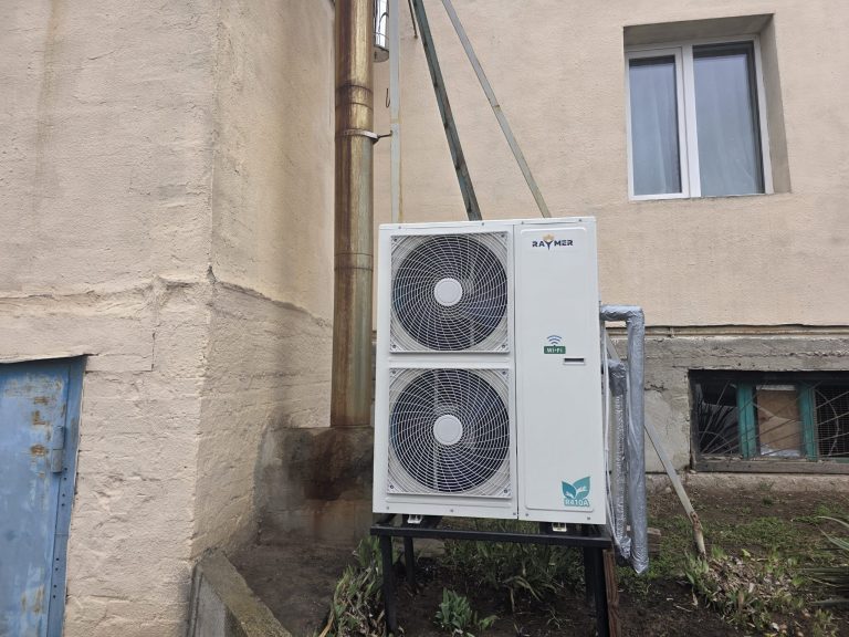 Подробнее о статье <спан lang="ru">Проект энергосбережения и отопления | Интеграция теплового насоса Raymer RAY-15MN с солнечными инверторами</охватывать>