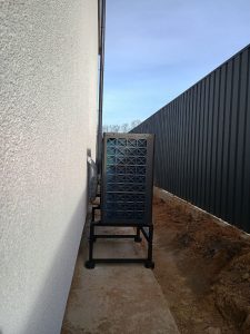 Монтаж теплового насоса под лестницей Raymer RAY-13DS2-EVI на 13 кВт 1