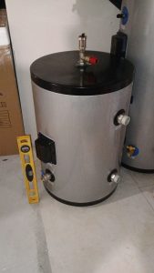 Монтаж теплового насоса под лестницей Raymer RAY-13DS2-EVI на 13 кВт 10