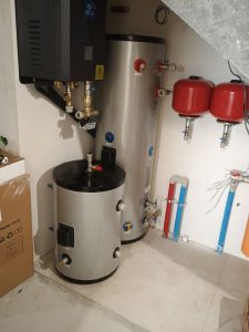 Монтаж теплового насоса под лестницей Raymer RAY-13DS2-EVI на 13 кВт 12