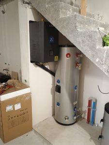 Монтаж теплового насоса под лестницей Raymer RAY-13DS2-EVI на 13 кВт 13