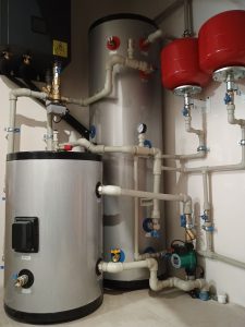 Монтаж теплового насоса под лестницей Raymer RAY-13DS2-EVI на 13 кВт 5