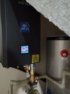 Монтаж теплового насоса под лестницей Raymer RAY-13DS2-EVI на 13 кВт 6