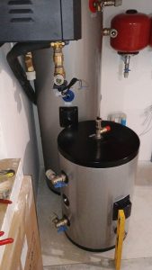 Монтаж теплового насоса под лестницей Raymer RAY-13DS2-EVI на 13 кВт 8