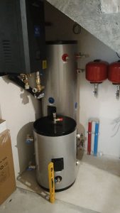 Монтаж теплового насоса под лестницей Raymer RAY-13DS2-EVI на 13 кВт 9